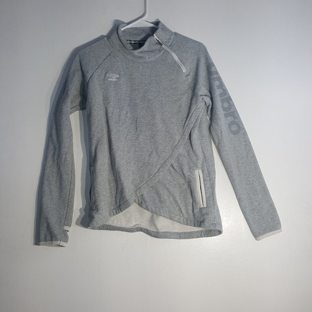 Umbro Grey Sweatshirt with Contemporary Features.